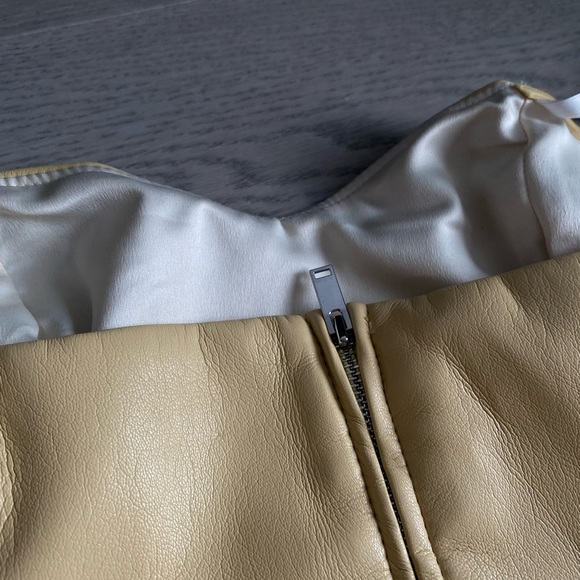 ❣️SOLD❣️ New Babaton Yellow Cindy Strapless Top in Vegan Leather Size 2 - Picture 8 of 9